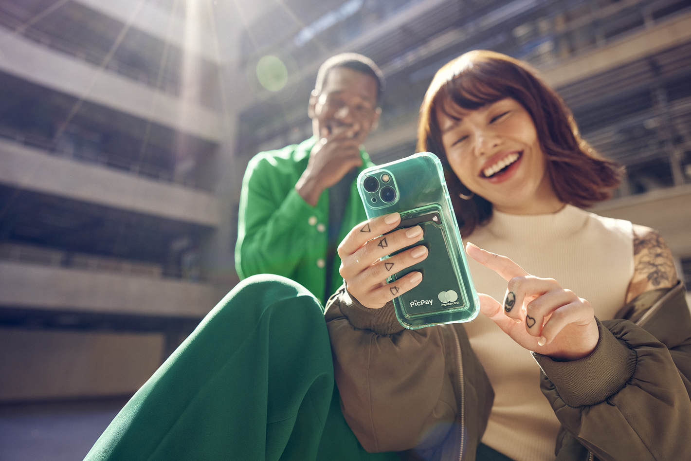 Mulher olhando para o app do assistente de pagamentos PicPay