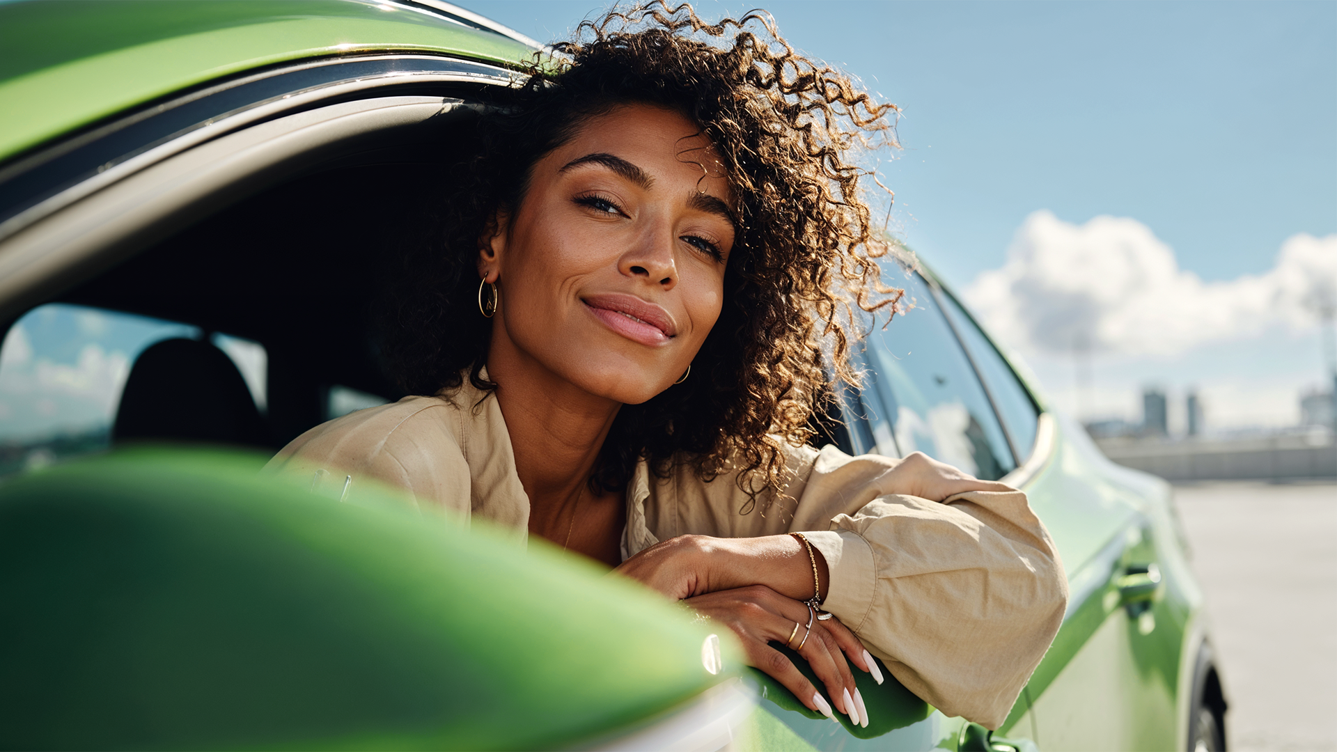 Mulher dentro de um carro olhando pela janela