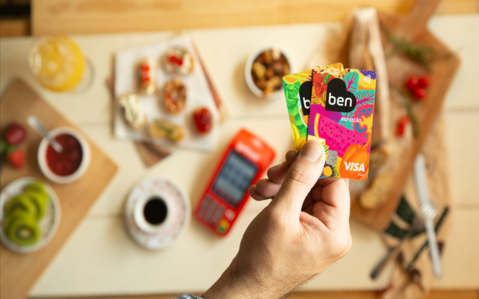 Imagem de uma splash de um calderião de alimentos com a logo da Ben Visa Vale ao fundo, representando o projeto de design para o benefício de alimentação da empresa Ben Visa Vale.